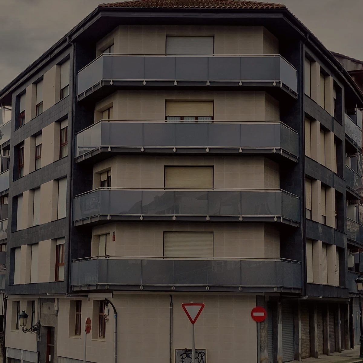 Edificio rehabilitado por Reformas Aldekoa al caer la tarde