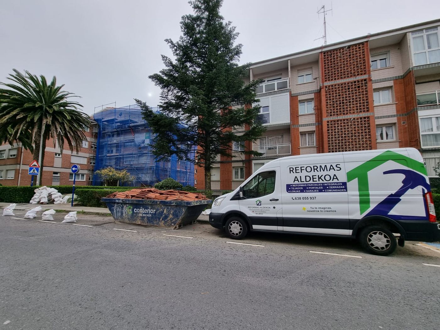 Furgoneta de Reformas Aldekoa a pie de obra