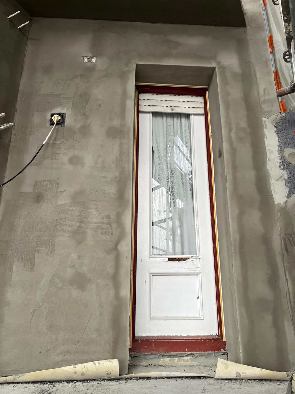 Carpintería exterior terminada en fachada