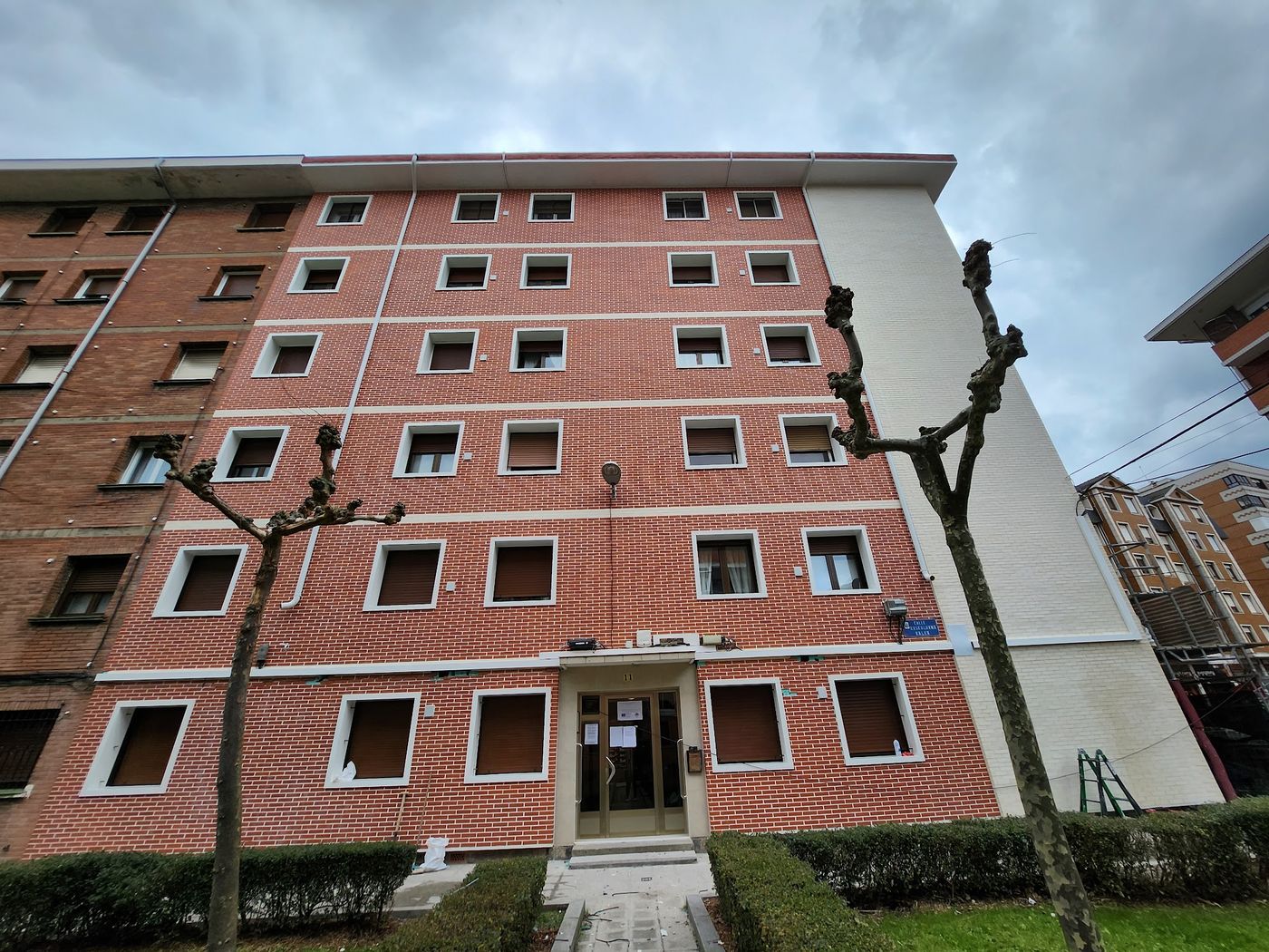 Fachada de caravista rehabilitada con frentes de balcón nuevos