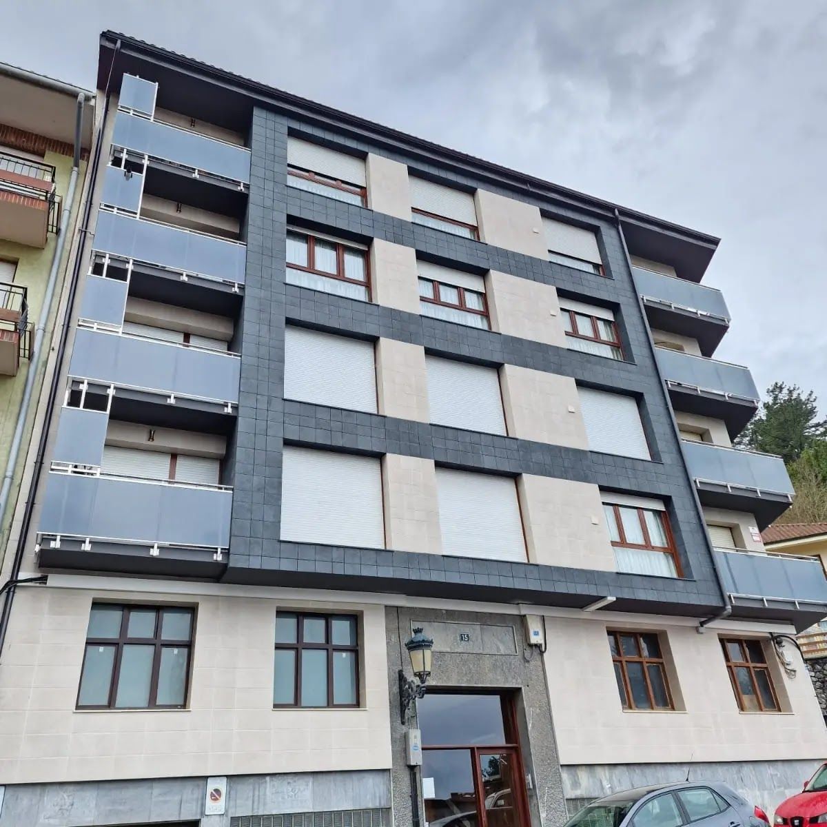 Edificio con envolvente y carpinterías renovadas