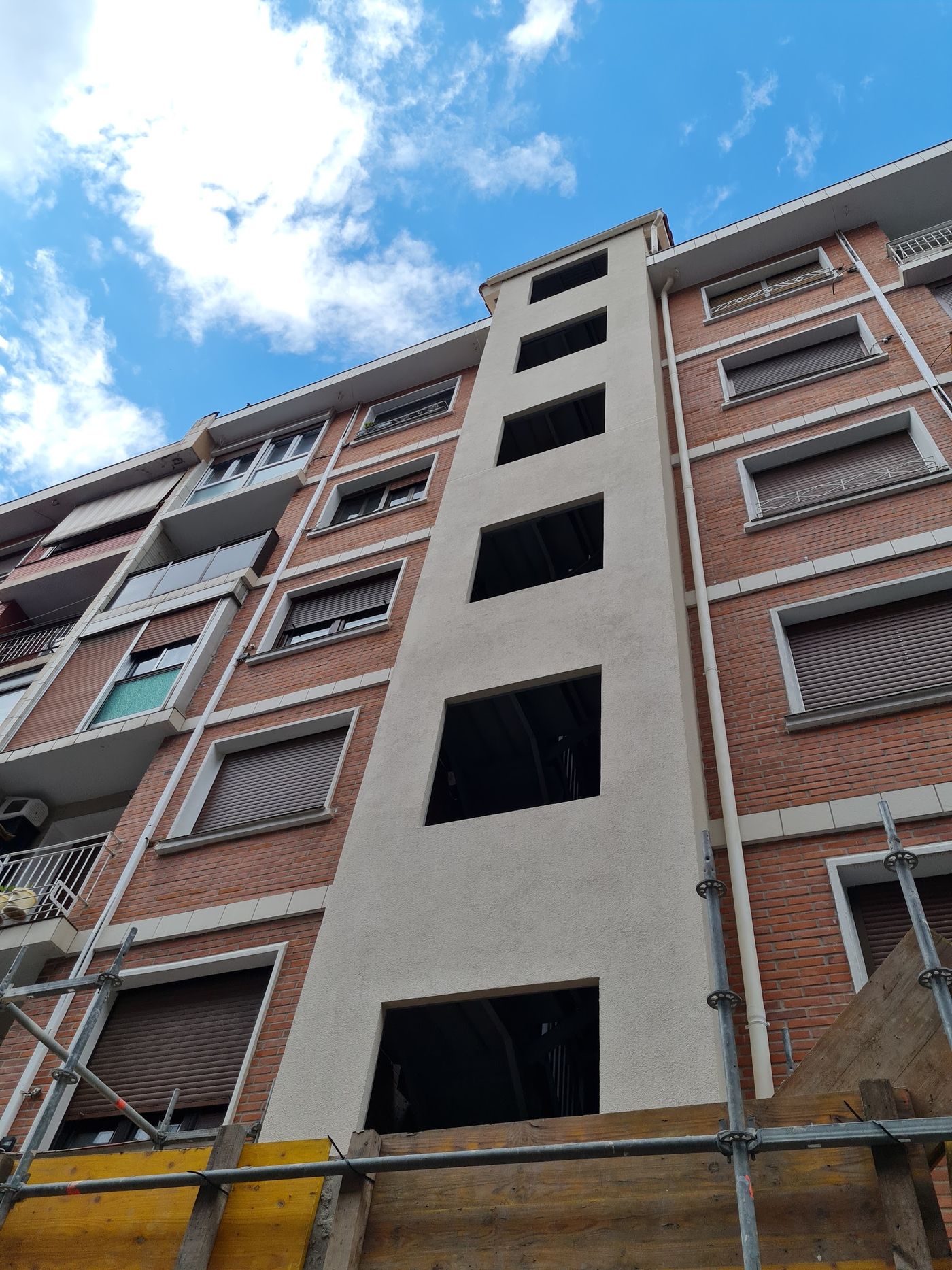 Edificio rehabilitado con miradores blancos
