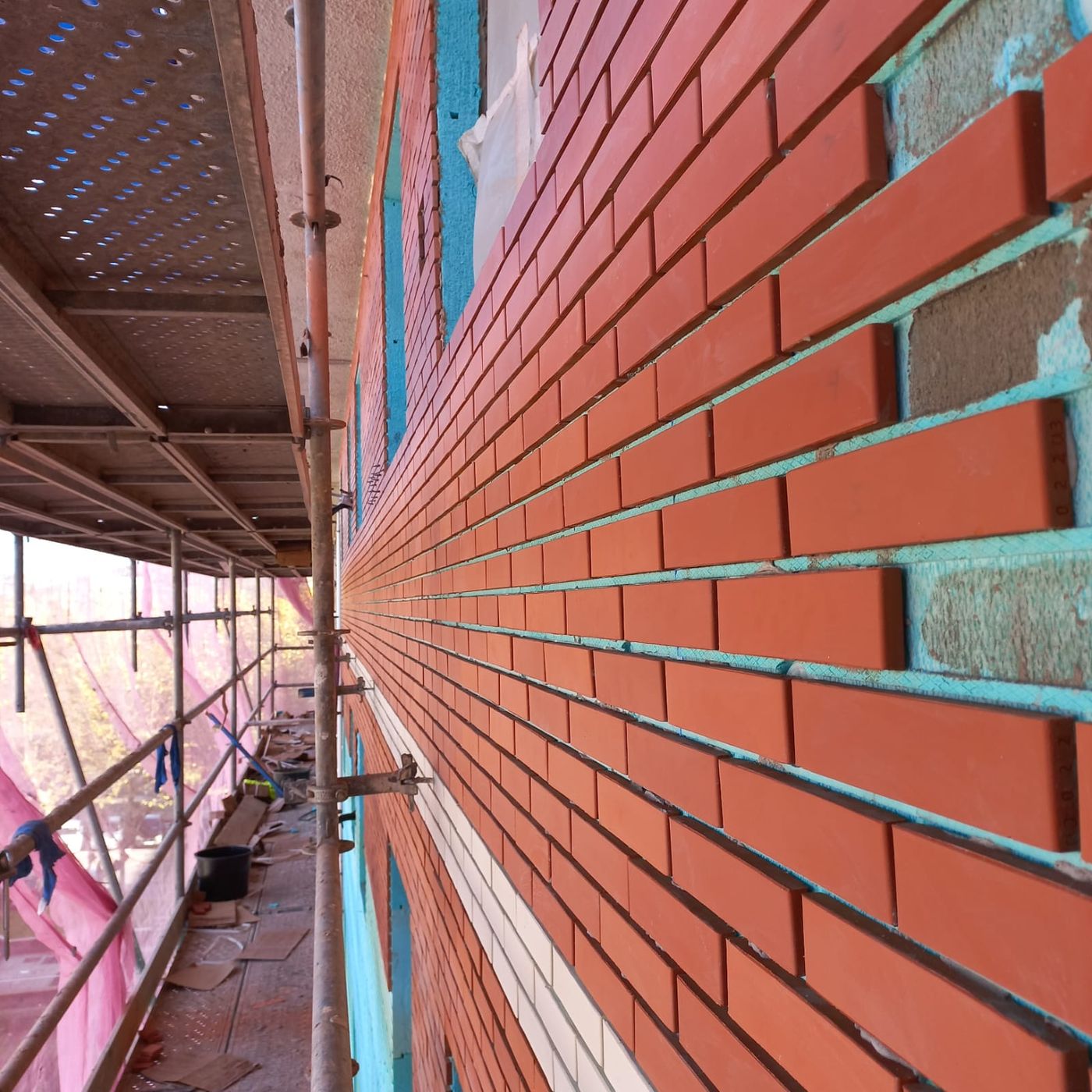 Fachada de caravista en andamio