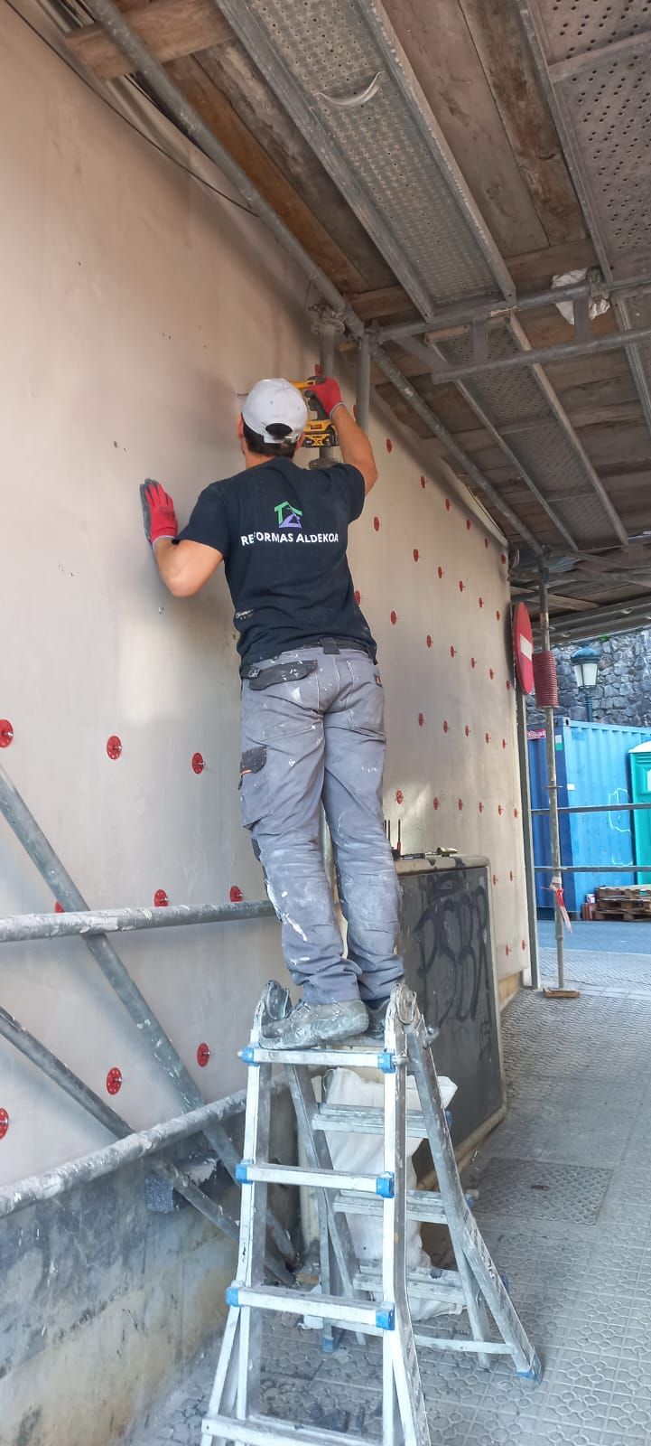 Operario trabajando en pared